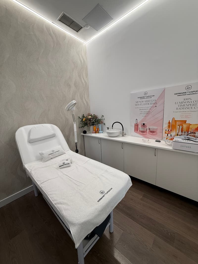 Cabina de tratamiento de Eterna Clinic