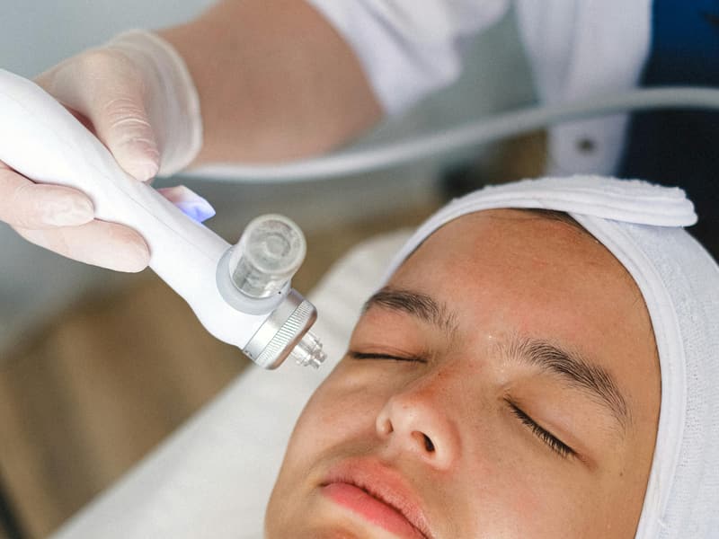 Tratamiento facial con aparatología